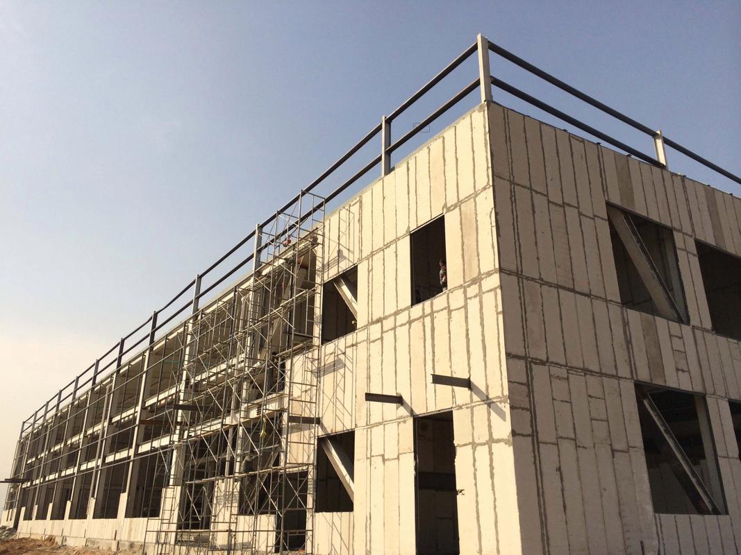 蒸壓加氣混凝土砌塊是一種新型的建筑材料,它采用水泥,石灰,硅砂等
